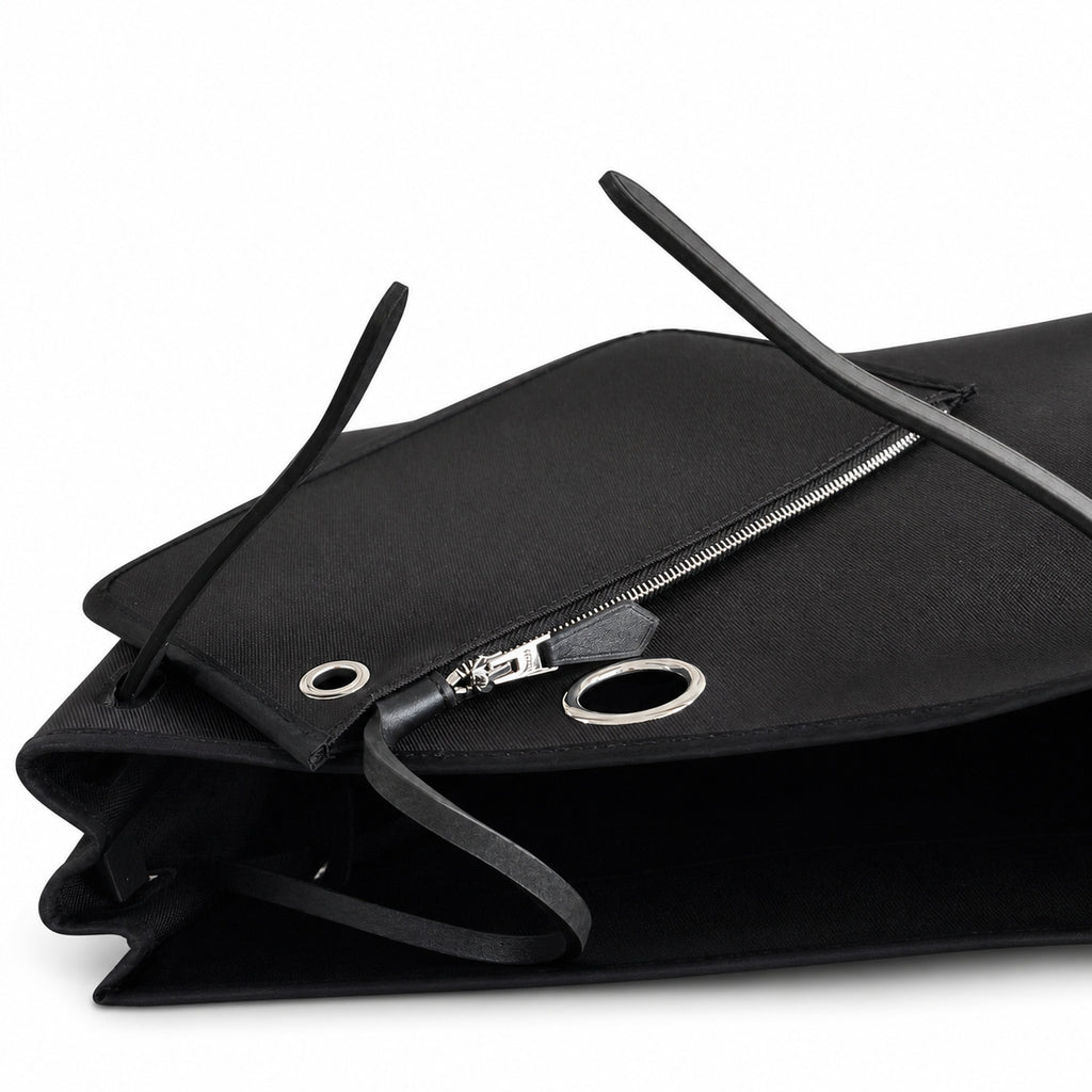 Hermers' popular herbag 31cm is designed to be inspired by saddle bags. The body of the bag is made of canvas, and the inseam, shoulder straps and handle are made of leather. The appearance is very si