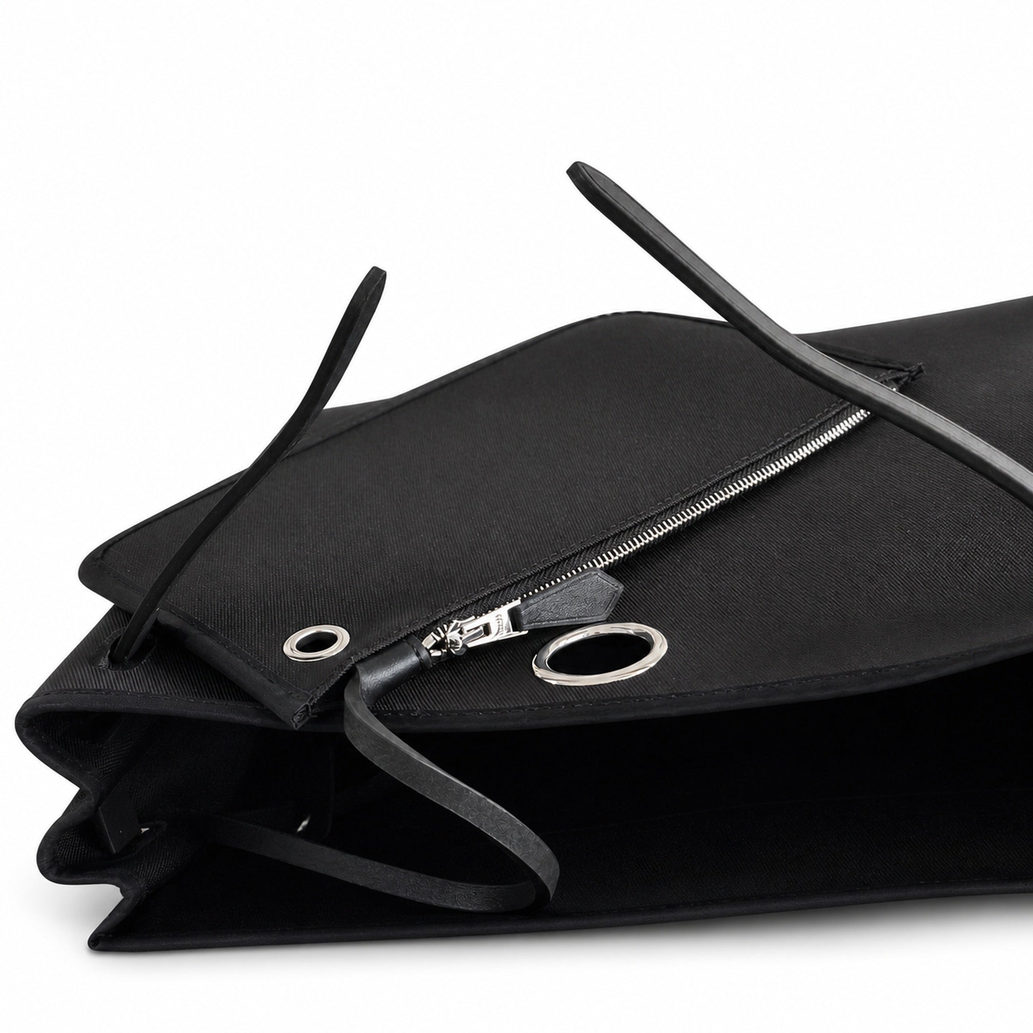 Hermers' popular herbag 31cm is designed to be inspired by saddle bags. The body of the bag is made of canvas, and the inseam, shoulder straps and handle are made of leather. The appearance is very si