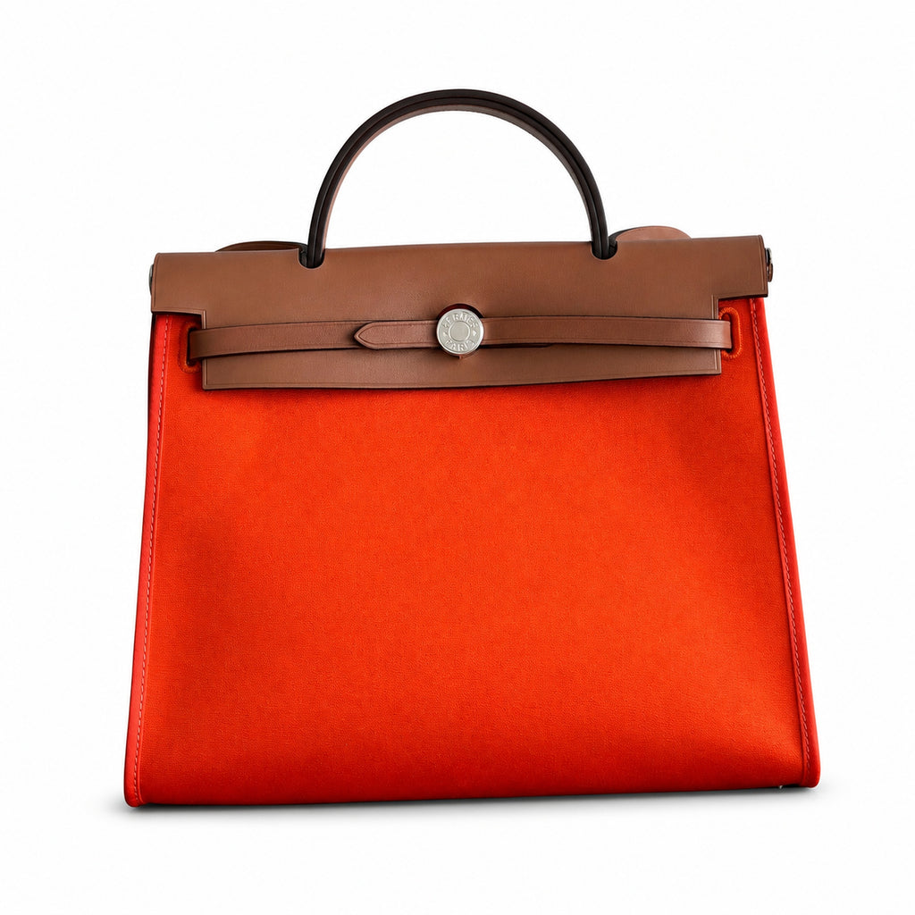 Hermers' popular herbag 31cm is designed to be inspired by saddle bags. The body of the bag is made of canvas, and the outer seams, shoulder straps and handbags are made of leather. The appearance is