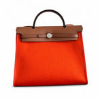 Hermers' popular herbag 31cm is designed to be inspired by saddle bags. The body of the bag is made of canvas, and the outer seams, shoulder straps and handbags are made of leather. The appearance is