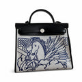 Hermers' popular herbag 31cm is designed to be inspired by saddle bags. The body of the bag is made of canvas, and the outer seams, shoulder straps and handbags are made of leather. The appearance is