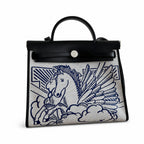 Hermers' popular herbag 31cm is designed to be inspired by saddle bags. The body of the bag is made of canvas, and the outer seams, shoulder straps and handbags are made of leather. The appearance is