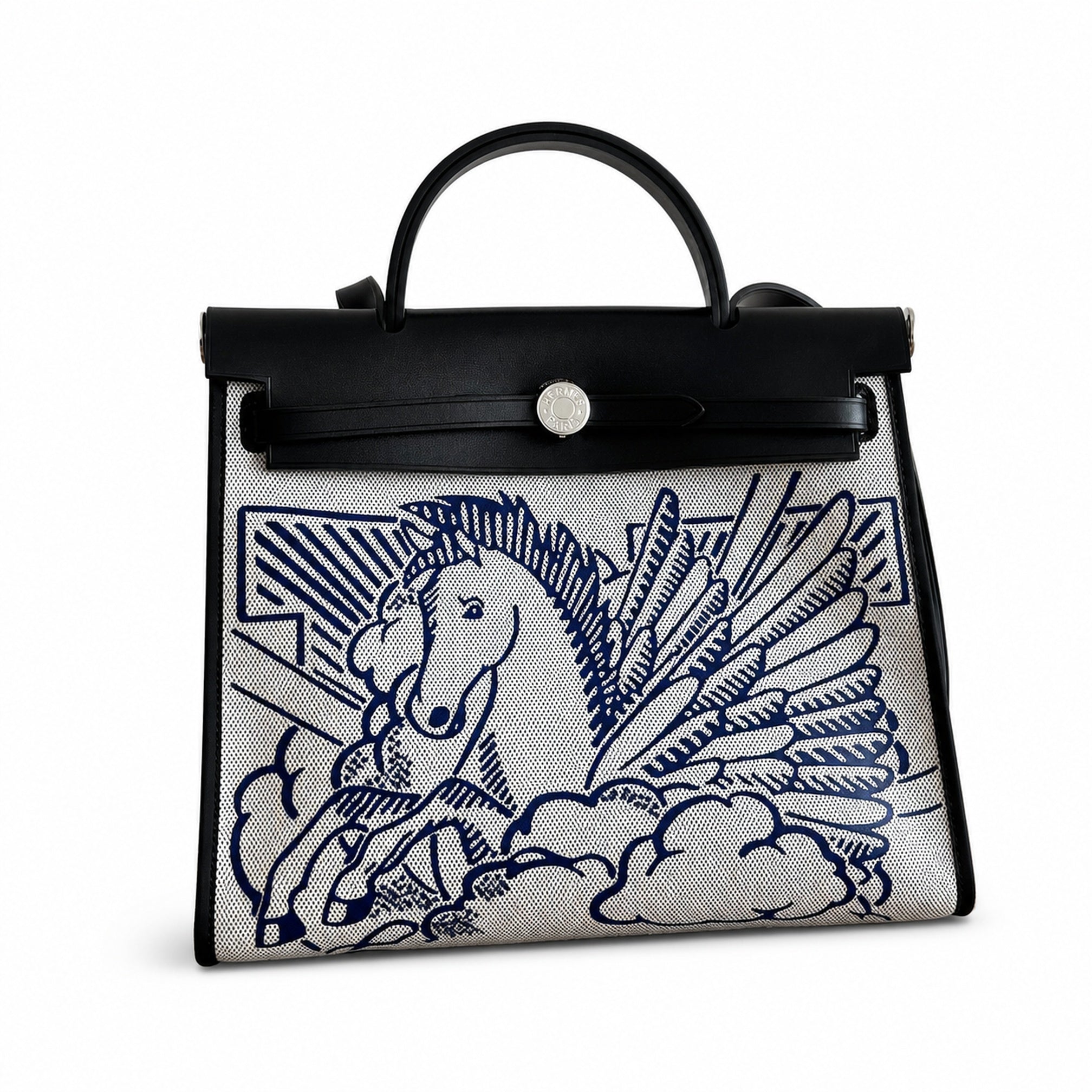 Hermers' popular herbag 31cm is designed to be inspired by saddle bags. The body of the bag is made of canvas, and the outer seams, shoulder straps and handbags are made of leather. The appearance is