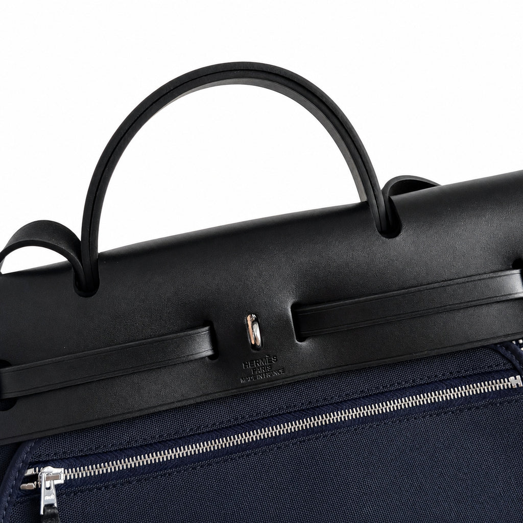 Hermers' popular herbag 31cm is designed to be inspired by saddle bags. The body of the bag is made of canvas, and the inseam, shoulder straps and handle are made of leather. The appearance is very si