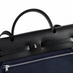 Hermers' popular herbag 31cm is designed to be inspired by saddle bags. The body of the bag is made of canvas, and the inseam, shoulder straps and handle are made of leather. The appearance is very si
