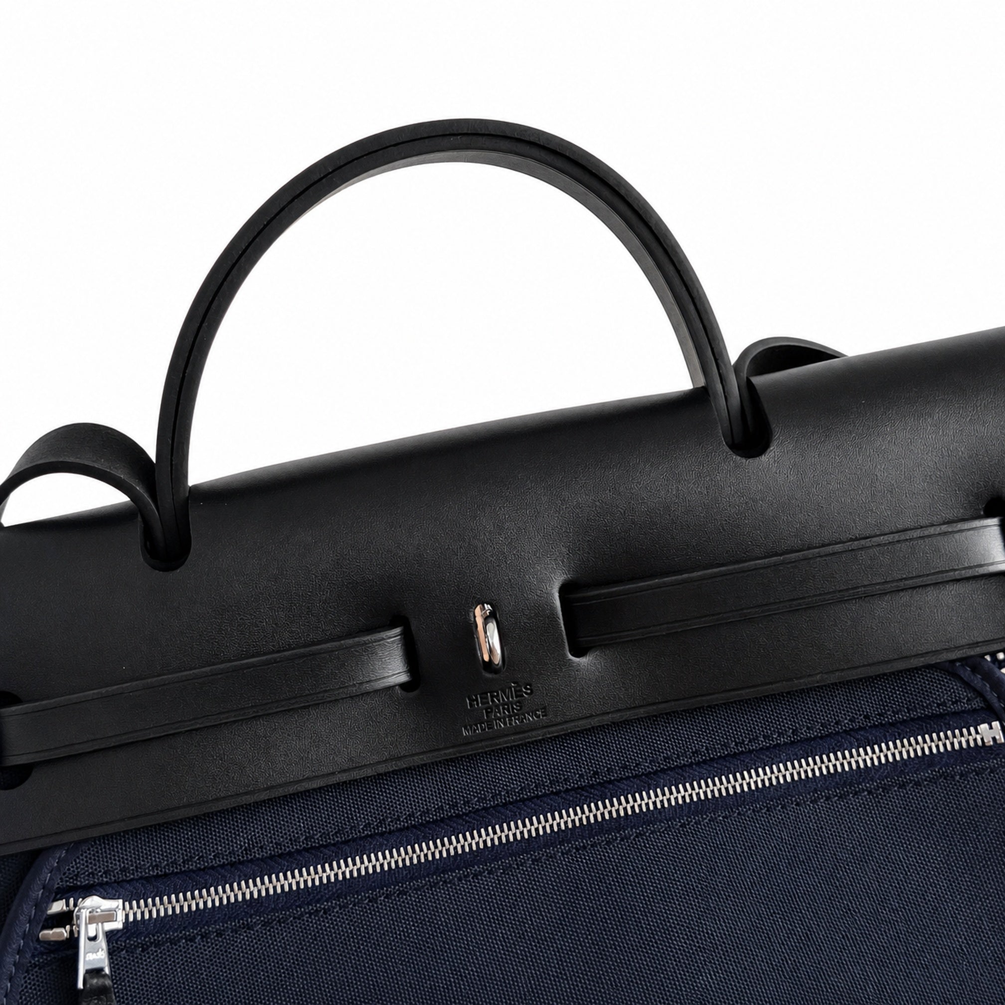 Hermers' popular herbag 31cm is designed to be inspired by saddle bags. The body of the bag is made of canvas, and the inseam, shoulder straps and handle are made of leather. The appearance is very si