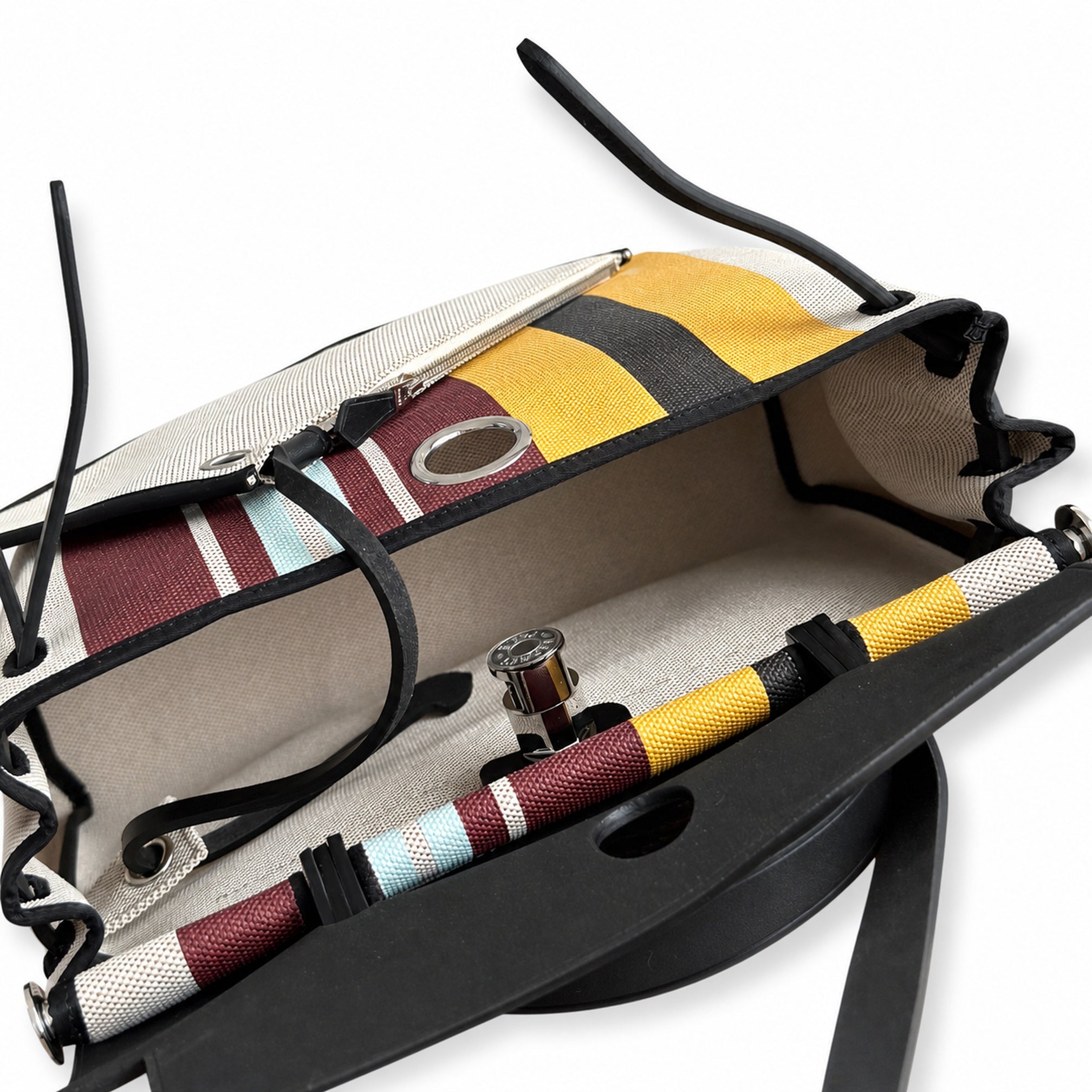 Hermers' popular herbag 31cm is designed to be inspired by saddle bags. The body of the bag is made of canvas, and the inseam, shoulder straps and handle are made of leather. The appearance is very si