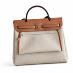 Hermers' popular herbag 31cm is designed to be inspired by saddle bags. The body of the bag is made of canvas, and the inseam, shoulder straps and handle are made of leather. The appearance is very si