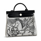 Hermers' popular herbag 31cm is designed to be inspired by saddle bags. The body of the bag is made of canvas, and the inseam, shoulder straps and handle are made of leather. The appearance is very si