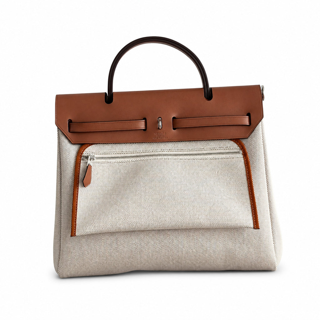 Hermers' popular herbag 31cm is designed to be inspired by saddle bags. The body of the bag is made of canvas, and the inseam, shoulder straps and handle are made of leather. The appearance is very si