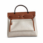 Hermers' popular herbag 31cm is designed to be inspired by saddle bags. The body of the bag is made of canvas, and the inseam, shoulder straps and handle are made of leather. The appearance is very si
