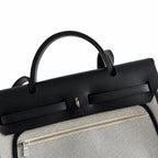 Hermers' popular herbag 31cm is designed to be inspired by saddle bags. The body of the bag is made of canvas, and the inseam, shoulder straps and handle are made of leather. The appearance is very si