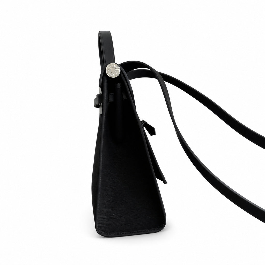 Hermers' popular herbag 31cm is designed to be inspired by saddle bags. The body of the bag is made of canvas, and the outer seams, shoulder straps and handbags are made of leather. The appearance is