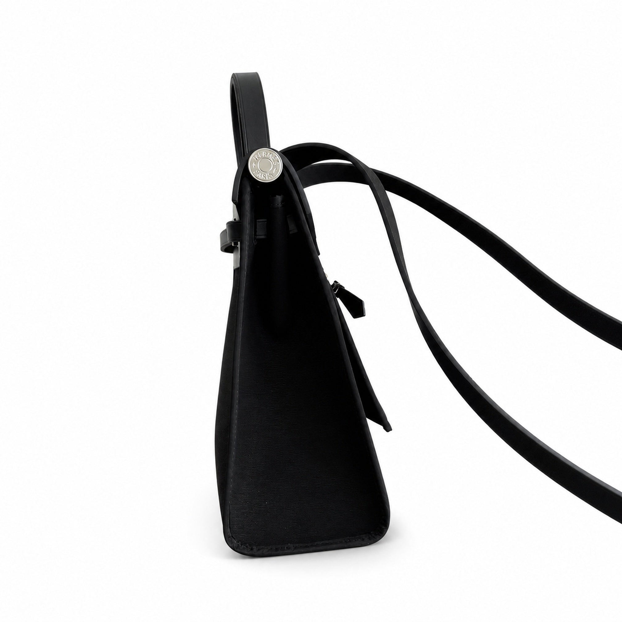 Hermers' popular herbag 31cm is designed to be inspired by saddle bags. The body of the bag is made of canvas, and the outer seams, shoulder straps and handbags are made of leather. The appearance is