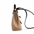 Hermers' popular herbag 31cm is designed to be inspired by saddle bags. The body of the bag is made of canvas, and the inseam, shoulder straps and handle are made of leather. The appearance is very si