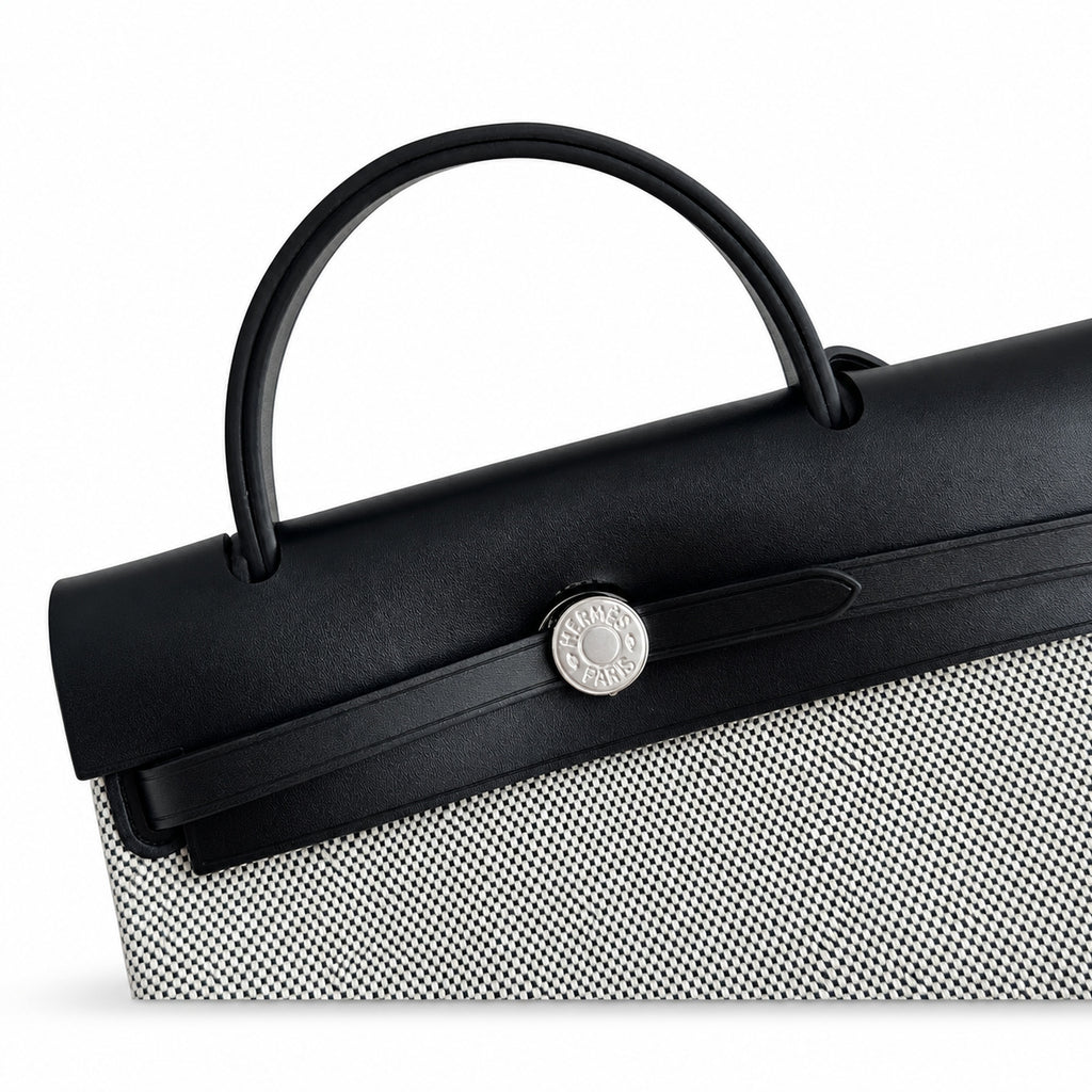 Hermers' popular herbag 31cm is designed to be inspired by saddle bags. The body of the bag is made of canvas, and the inseam, shoulder straps and handle are made of leather. The appearance is very si