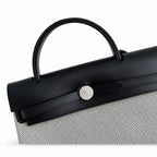 Hermers' popular herbag 31cm is designed to be inspired by saddle bags. The body of the bag is made of canvas, and the inseam, shoulder straps and handle are made of leather. The appearance is very si