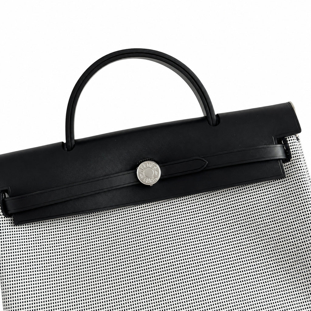 Hermers' popular herbag 31cm is designed to be inspired by saddle bags. The body of the bag is made of canvas, and the inseam, shoulder straps and handle are made of leather. The appearance is very si