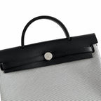 Hermers' popular herbag 31cm is designed to be inspired by saddle bags. The body of the bag is made of canvas, and the inseam, shoulder straps and handle are made of leather. The appearance is very si