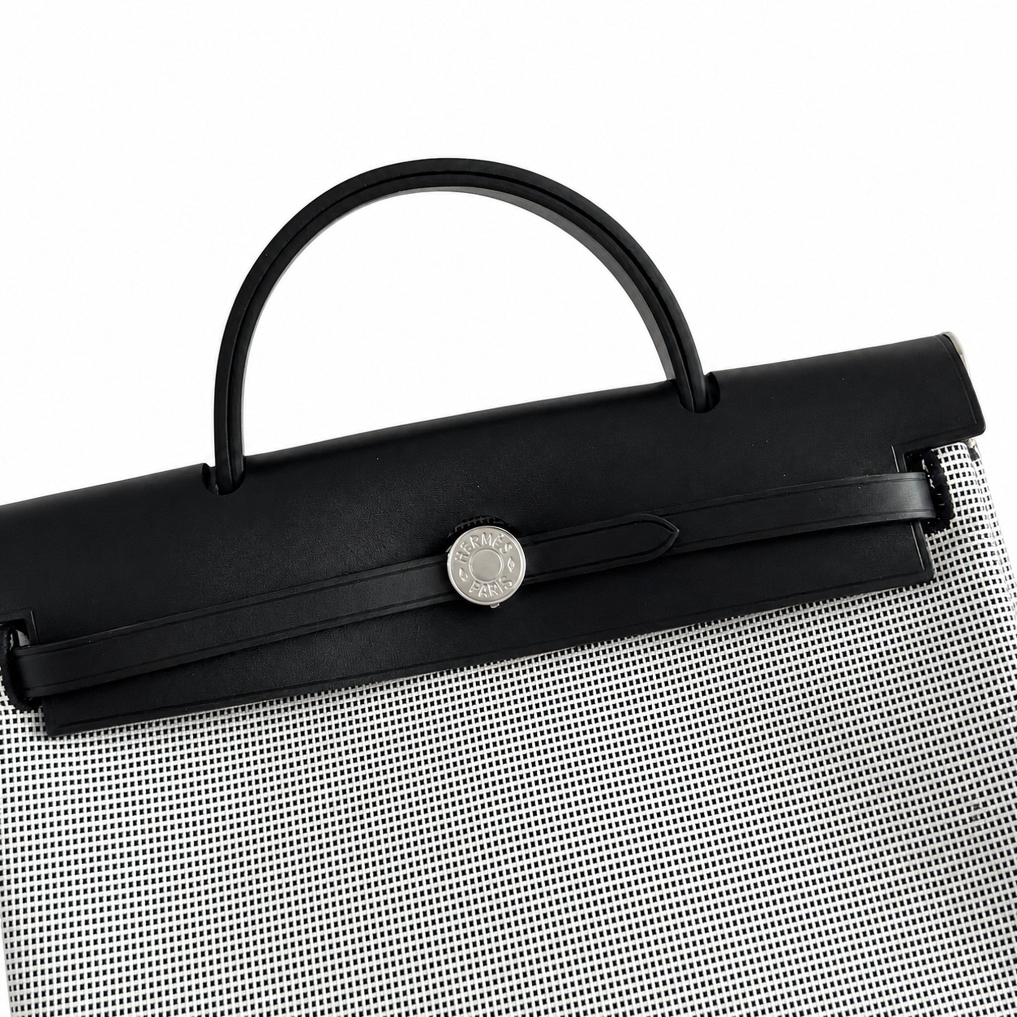 Hermers' popular herbag 31cm is designed to be inspired by saddle bags. The body of the bag is made of canvas, and the inseam, shoulder straps and handle are made of leather. The appearance is very si