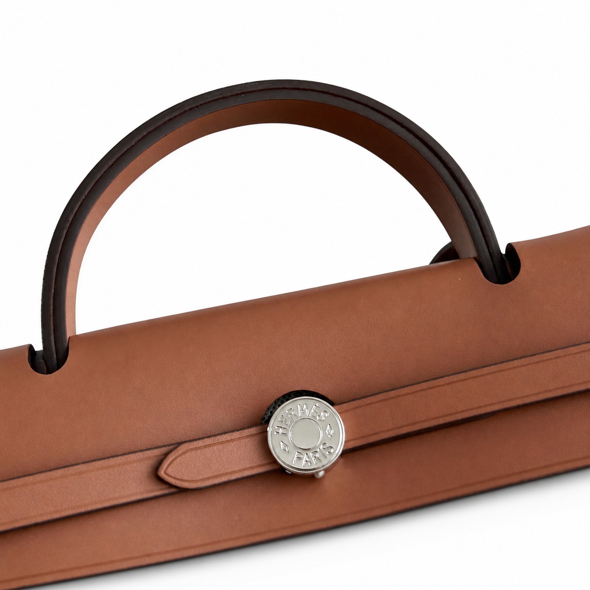 Hermers' popular herbag 31cm is designed to be inspired by saddle bags. The body of the bag is made of canvas, and the inseam, shoulder straps and handle are made of leather. The appearance is very si