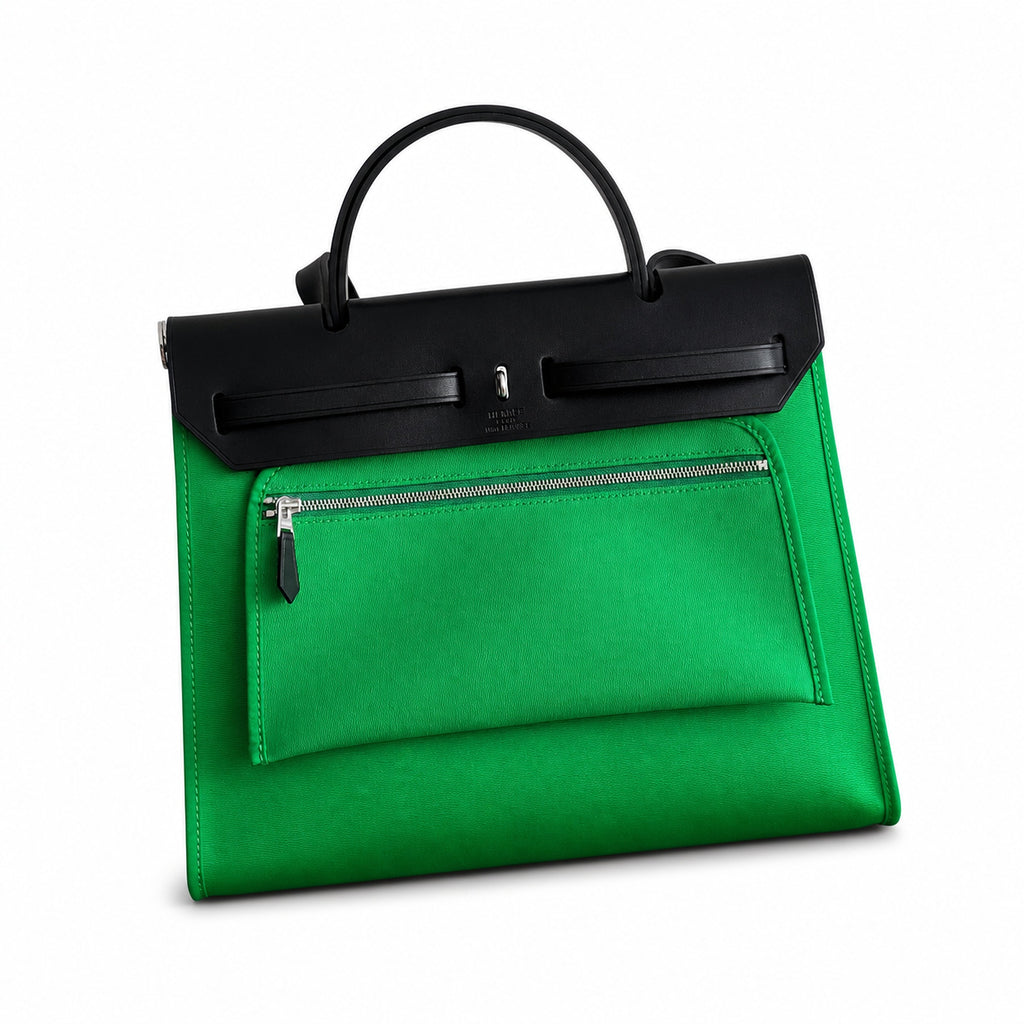 Hermers' popular herbag 31cm is designed to be inspired by saddle bags. The body of the bag is made of canvas and has outer seams. The shoulder straps and handbags are made of leather and look similar