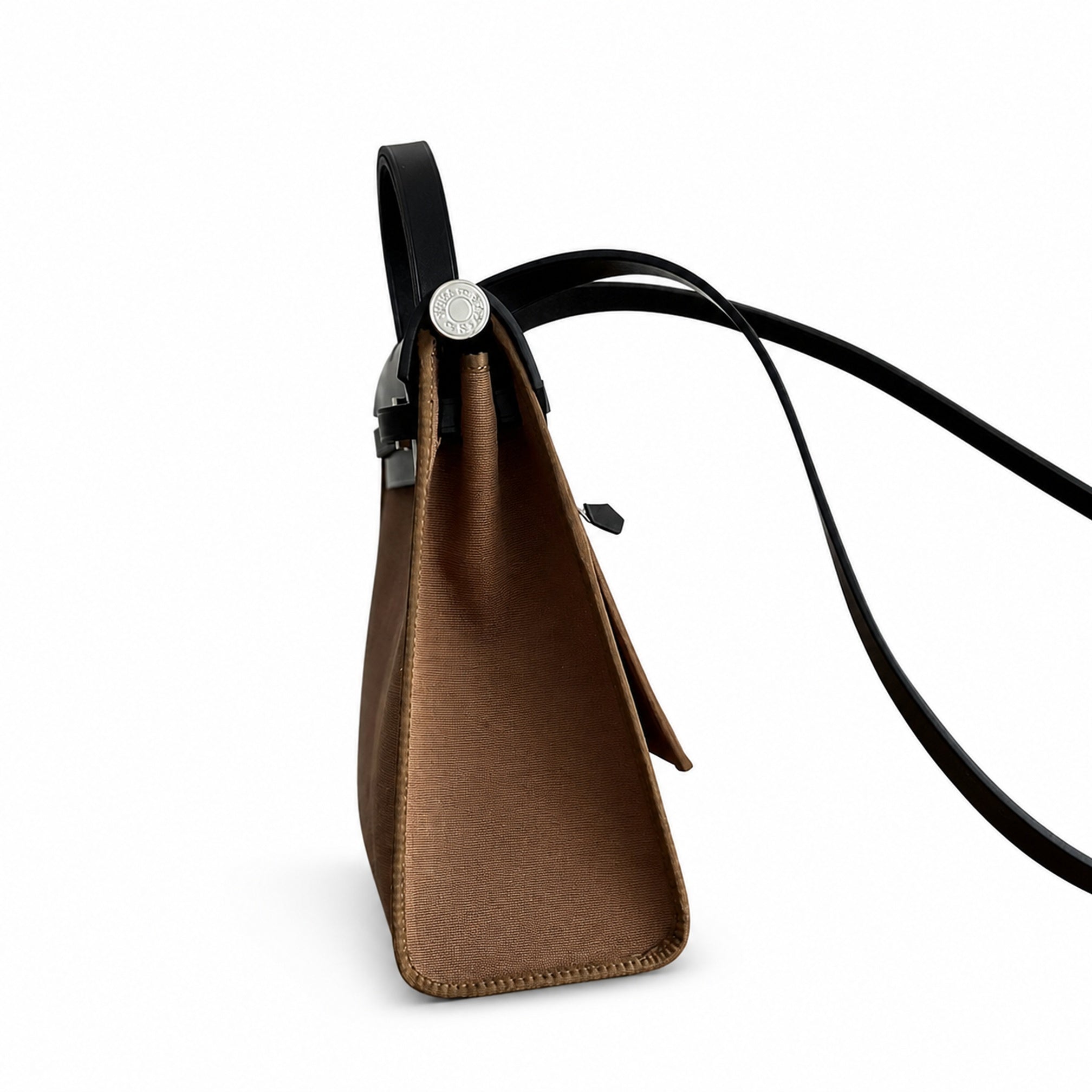 Hermers' popular herbag 31cm is designed to be inspired by saddle bags. The body of the bag is made of canvas, and the outer seams, shoulder straps and handbags are made of leather. The appearance is