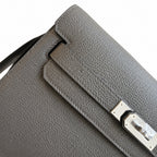 Kelly Depeches 25 clutch, Togo leather (with additional shoulder strap), can be worn cross-body, can be carried by hand or on the wrist, daily needs, seamless switch between business/leisure - central