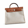 Hermers' popular herbag 31cm is designed to be inspired by saddle bags. The body of the bag is made of canvas, and the outer seams, shoulder straps and handbags are made of leather. The appearance is