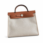 Hermers' popular herbag 31cm is designed to be inspired by saddle bags. The body of the bag is made of canvas, and the outer seams, shoulder straps and handbags are made of leather. The appearance is