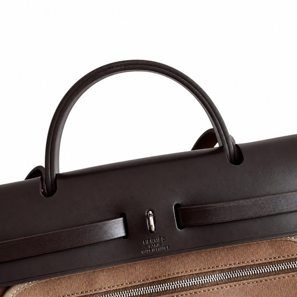Hermers' popular herbag 31cm is designed to be inspired by saddle bags. The body of the bag is made of canvas, and the outer seams, shoulder straps and handbags are made of leather. The appearance is