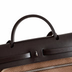 Hermers' popular herbag 31cm is designed to be inspired by saddle bags. The body of the bag is made of canvas, and the outer seams, shoulder straps and handbags are made of leather. The appearance is