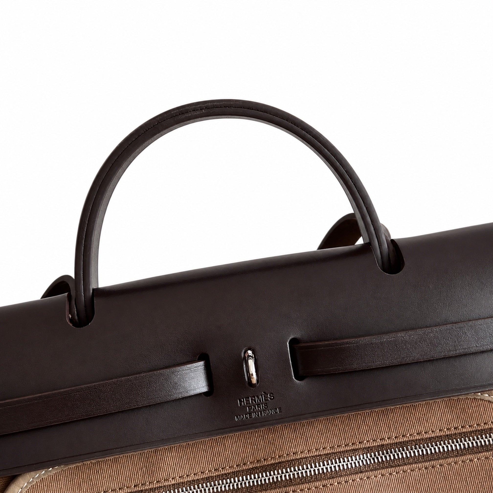 Hermers' popular herbag 31cm is designed to be inspired by saddle bags. The body of the bag is made of canvas, and the outer seams, shoulder straps and handbags are made of leather. The appearance is