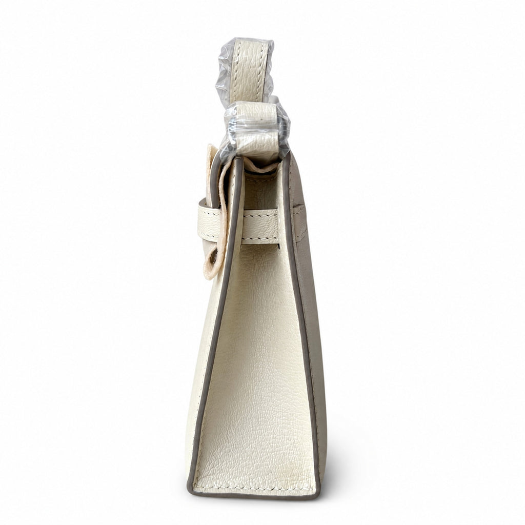 Hermès’ new armpit bag is here. A new member has been added to the Kelly family. Just looking at the online picture, I’m so excited. The first look at the real thing feels like an enlarged version of