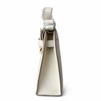 Hermès’ new armpit bag is here. A new member has been added to the Kelly family. Just looking at the online picture, I’m so excited. The first look at the real thing feels like an enlarged version of
