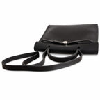 Hermers' popular herbag 31cm is designed to be inspired by saddle bags. The body of the bag is made of canvas and has outer seams. The shoulder straps and handbags are made of leather and look similar