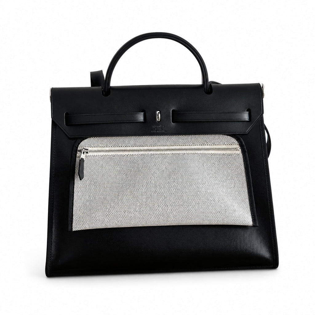 Hermers' popular herbag 31cm is designed to be inspired by saddle bags. The body of the bag is made of canvas and has outer seams. The shoulder straps and handbags are made of leather and look similar