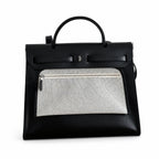 Hermers' popular herbag 31cm is designed to be inspired by saddle bags. The body of the bag is made of canvas and has outer seams. The shoulder straps and handbags are made of leather and look similar