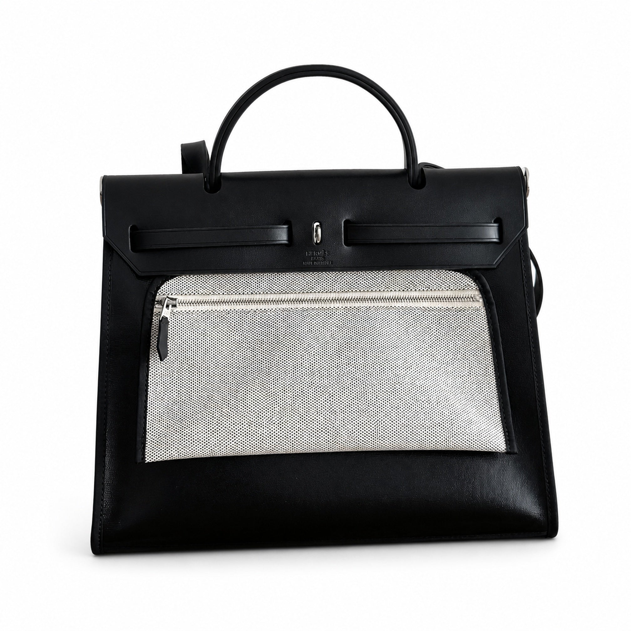 Hermers' popular herbag 31cm is designed to be inspired by saddle bags. The body of the bag is made of canvas and has outer seams. The shoulder straps and handbags are made of leather and look similar