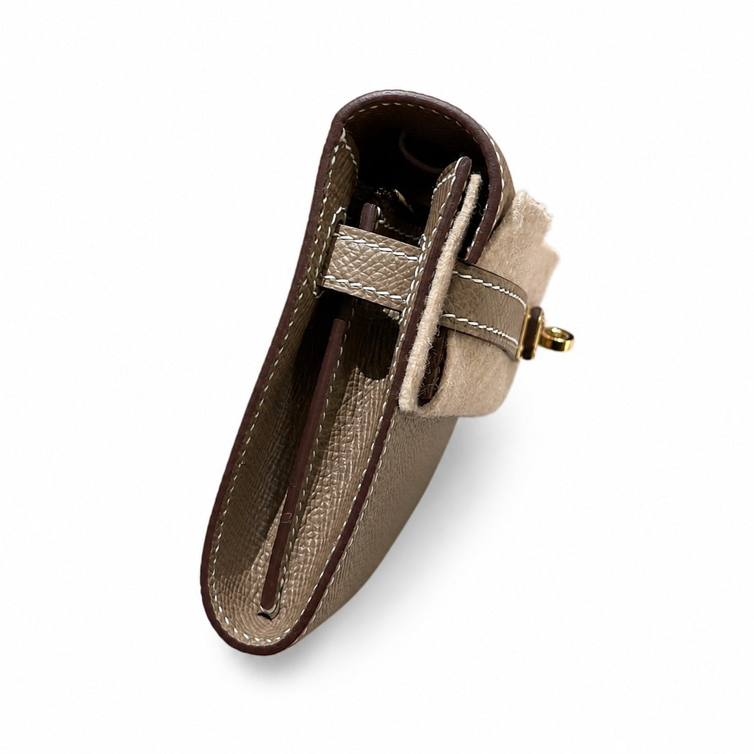 Style: Kelly to go Color: ck18/etoupe Size: 19*11.5*1.5cm Leather: epsom From France Hardware: gold Kelly shoulder crossbody bag, elephant gray, cowhide, gold buckle, high-end handmade exclusive custo