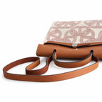 Hermers' popular herbag 31cm is designed to be inspired by saddle bags. The body of the bag is made of canvas, and the inseam, shoulder straps and handle are made of leather. The appearance is very si