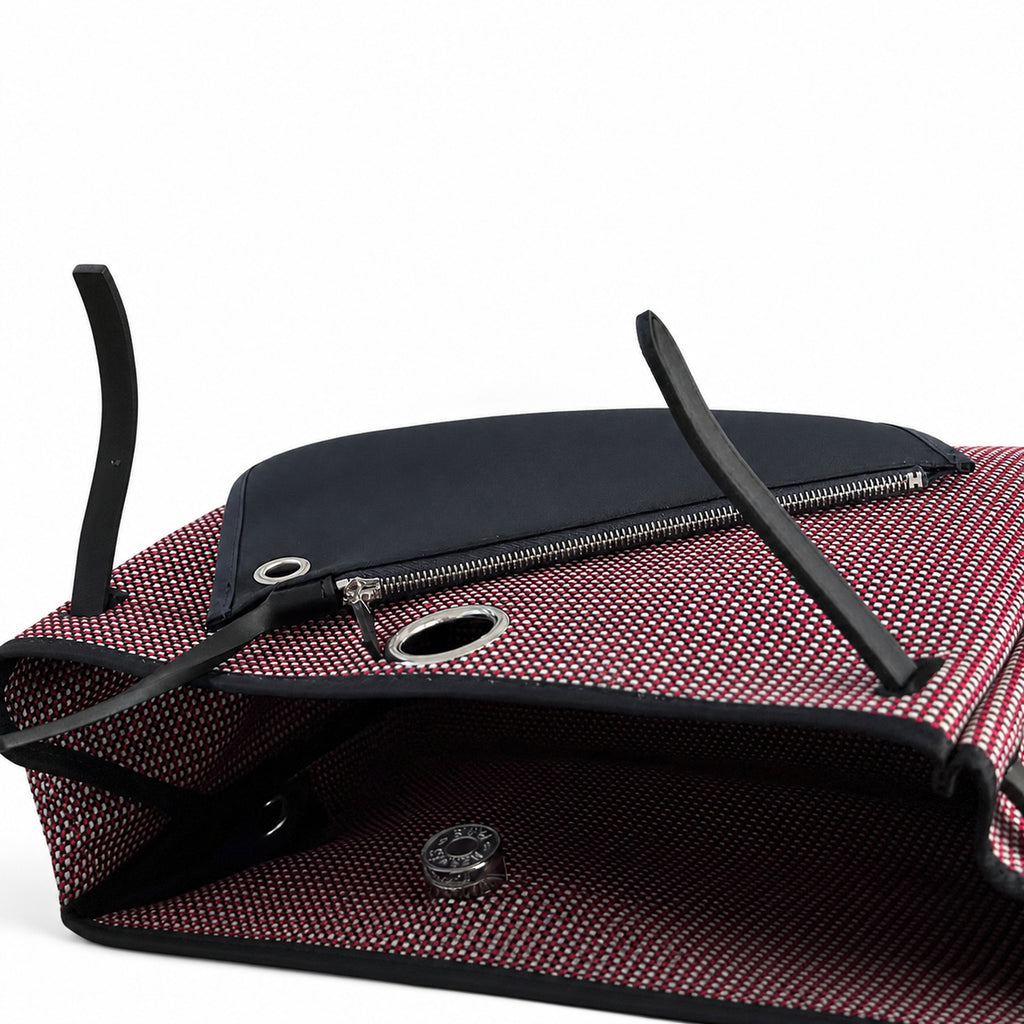 Hermers' popular herbag 31cm is designed to be inspired by saddle bags. The body of the bag is made of canvas, and the inseam, shoulder straps and handle are made of leather. The appearance is very si