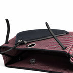 Hermers' popular herbag 31cm is designed to be inspired by saddle bags. The body of the bag is made of canvas, and the inseam, shoulder straps and handle are made of leather. The appearance is very si