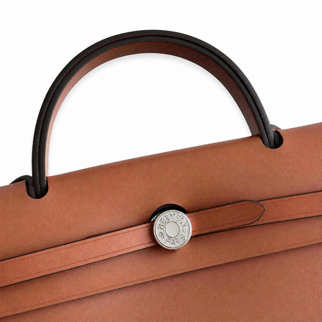 Hermers' popular herbag 31cm is designed to be inspired by saddle bags. The body of the bag is made of canvas, and the outer seams, shoulder straps and handbags are made of leather. The appearance is