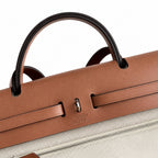 Hermers' popular herbag 31cm is designed to be inspired by saddle bags. The body of the bag is made of canvas, and the outer seams, shoulder straps and handbags are made of leather. The appearance is