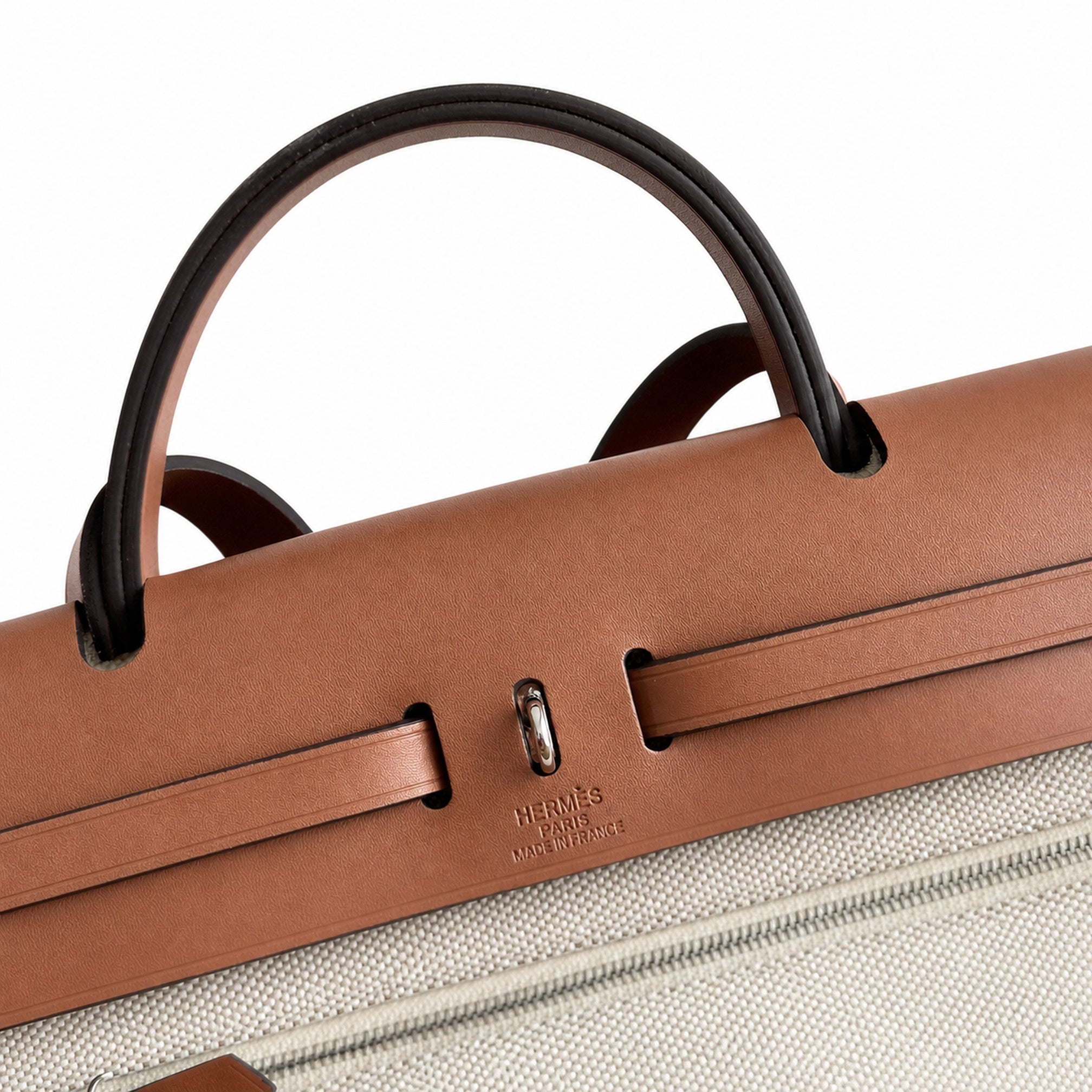 Hermers' popular herbag 31cm is designed to be inspired by saddle bags. The body of the bag is made of canvas, and the outer seams, shoulder straps and handbags are made of leather. The appearance is