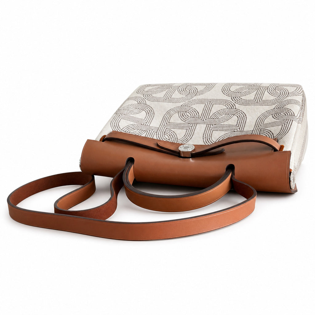 Hermers' popular herbag 31cm is designed to be inspired by saddle bags. The body of the bag is made of canvas, and the inseam, shoulder straps and handle are made of leather. The appearance is very si