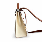 Hermers' popular herbag 31cm is designed to be inspired by saddle bags. The body of the bag is made of canvas, and the outer seams, shoulder straps and handbags are made of leather. The appearance is