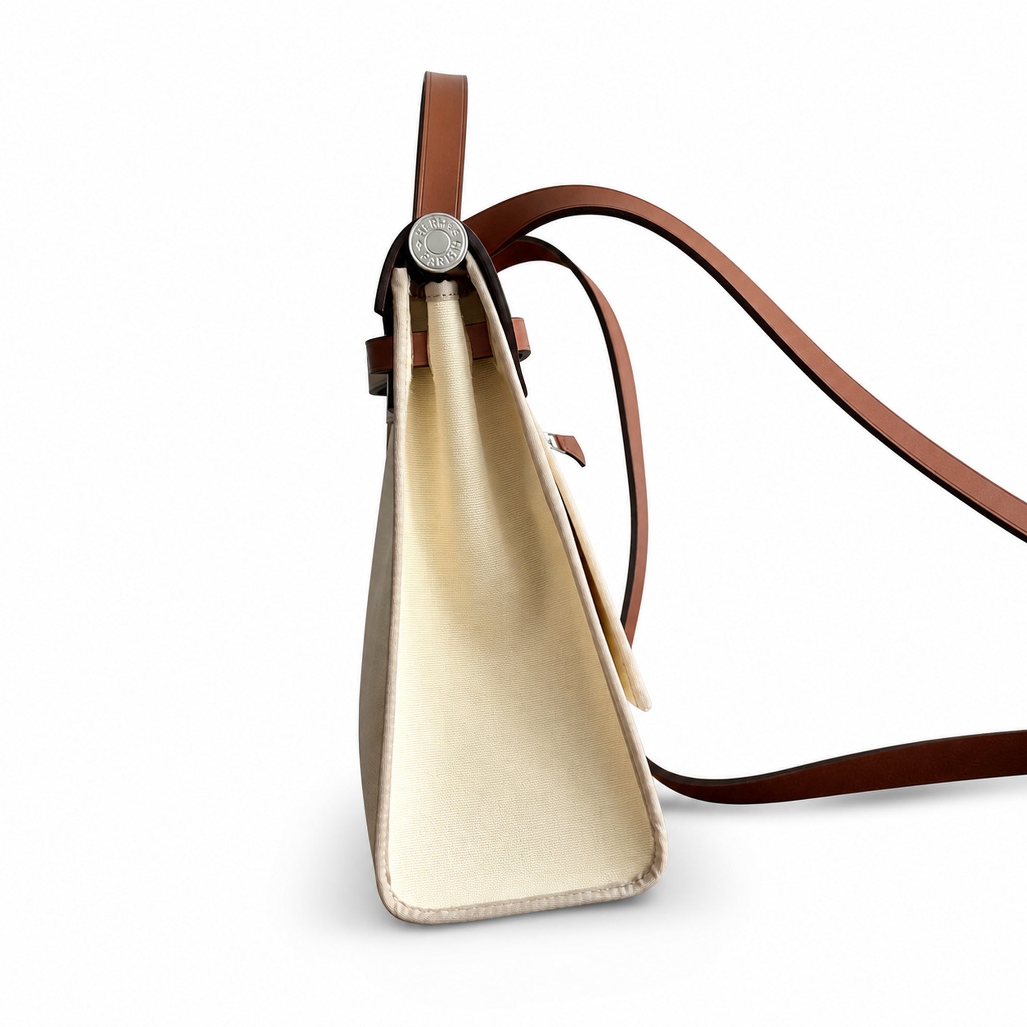 Hermers' popular herbag 31cm is designed to be inspired by saddle bags. The body of the bag is made of canvas, and the outer seams, shoulder straps and handbags are made of leather. The appearance is