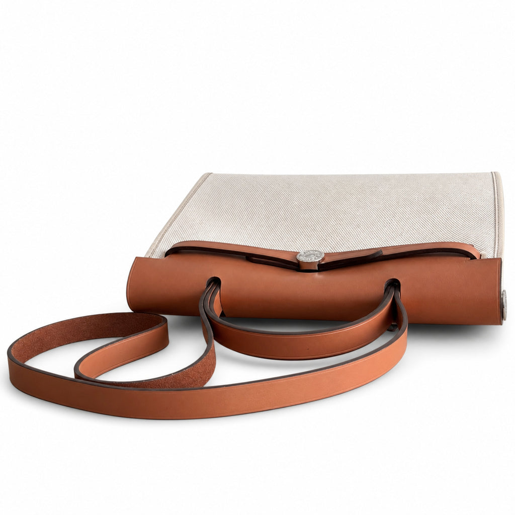 Hermers' popular herbag 31cm is designed to be inspired by saddle bags. The body of the bag is made of canvas, and the outer seams, shoulder straps and handbags are made of leather. The appearance is